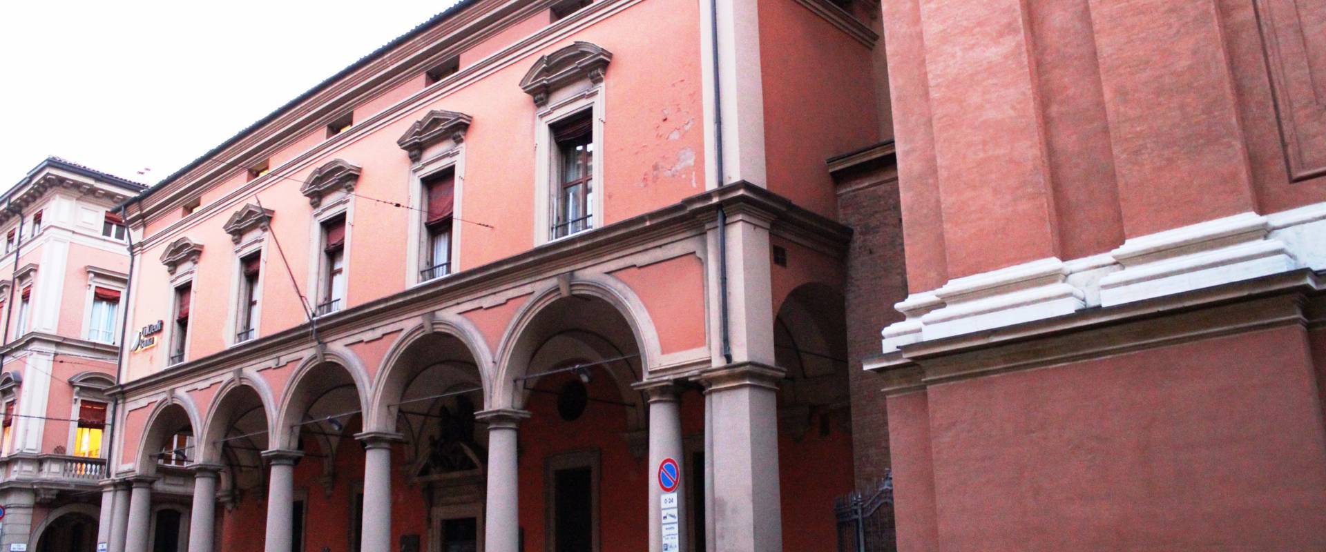Le colonne leggere del portico della Cattedrale di San Pietro a Bologna foto di Mariaorecchia